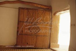 Image du Maroc Professionnelle de  La Kasbah de Taourirt fut édifiée au 17ème siècle par la tribu des Glaoui, située sur une colline au centre urbain de la ville d'Ouarzazate, cette remarquable ancienne bâtisse en pisé parfaitement conservée est l'une des plus belles constructions architecturales de la ville. La Kasbah qui ressemble à un grand château de sable incrusté dans le désert, fait partie du circuit touristique, elle a été classé Patrimoine Mondiale de l’Unesco. Ce véritable joyau de Ouarzazate permet au visiteur de découvrir l’intérieur d’une ksar où résident souvent la population berbères du sud du Maroc. Photo datant du Samedi 23 Août 1997. (Photo / Abdeljalil Bounhar) 